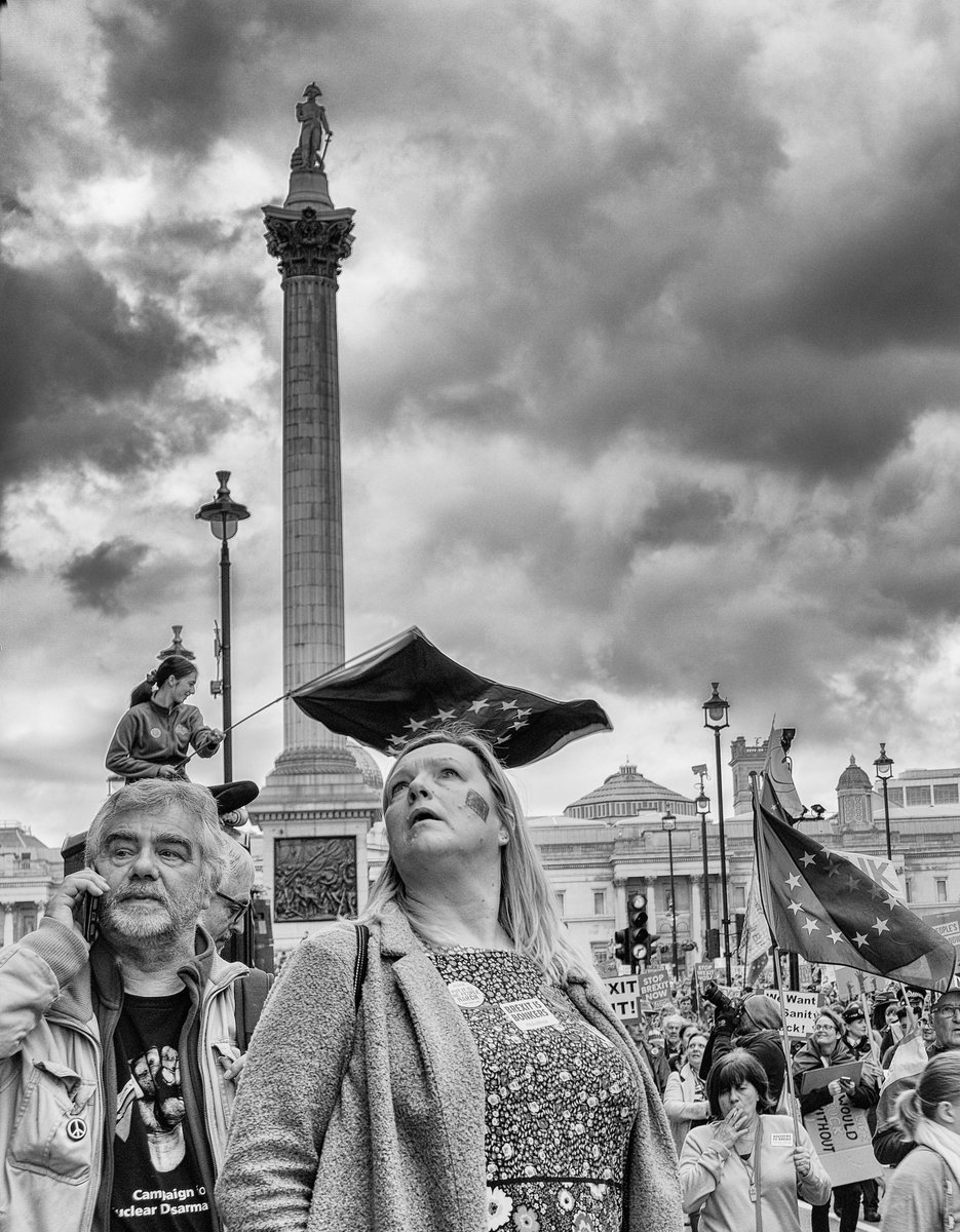 ElizabethArgyll's tweet photo. Leaning against a lamppost watching the people go by, I looked to my left & saw the EU Fairy & giggled😂...
#Brexit #BrexitCrisis #BrexitCaos #BrexitShambles #RevokeArticle50 #PutItToThePeople #PeoplesVote #StopBrexitSaturday #StopBrexit #PeoplesVoteMarch #photographer https://t.co/8sootToJGh