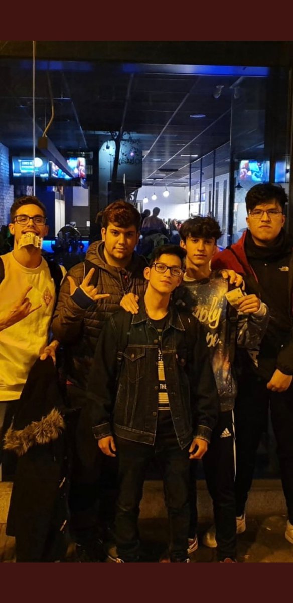 iBlessYouu's tweet photo. Mucho fan se ríe por lo "feos" que son pero habrá que veros la cara a vosotros 🤫 https://t.co/48xhFVabf0