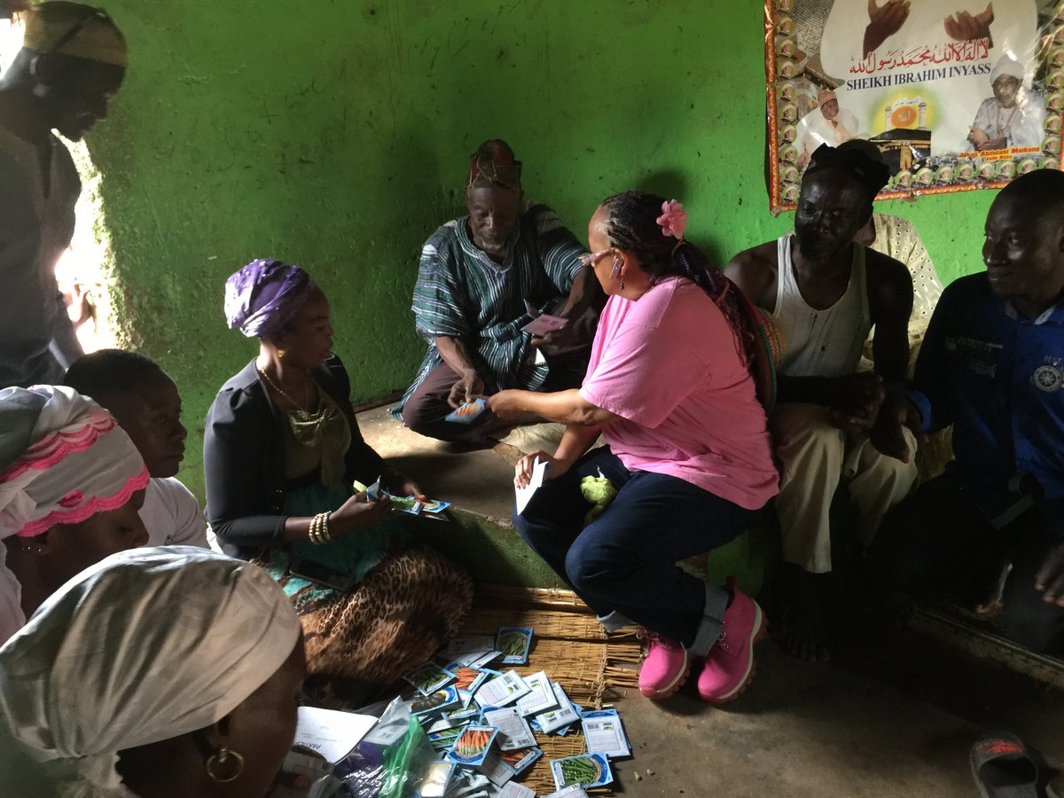 africanqueenz's tweet photo. Working with women small-scale farmers in Africa as a volunteer. https://t.co/ETmcNyZYSG
