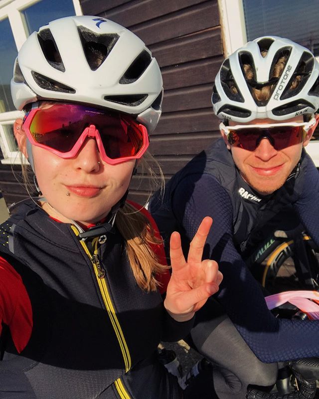 LucyMannall's tweet photo. Great weekend with great friends, riding bikes and enjoying the weather 👌
•
•
•
@assos_ldn @assosofswitzerland @specialized_uk @iamspecialized_wmn @wahoofitnessofficial @oakleybike @sigmasports #builtbytheride #classicscreator #rideyourbike #assos #… https://t.co/naEFyqLeCj https://t.co/ToqJkRV4vB