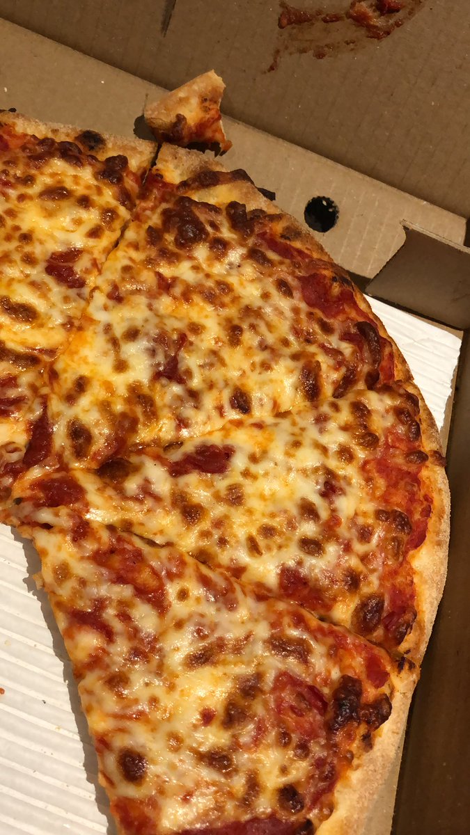 peeesha's tweet photo. @PizzaPizzaLtd I remember when I ordered extra cheese and barely got any https://t.co/RNU7eP6EzB