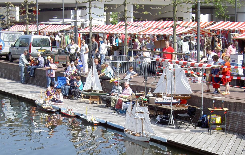 Dit jaar zullen de festiviteiten rondom Koningsdag weer 2 dagen beslaan, net als vorig jaar wordt er in het centrum van Helmond een uitgebreide Koningsnacht georganiseerd met veel podia met verschillende muzikale invulling.