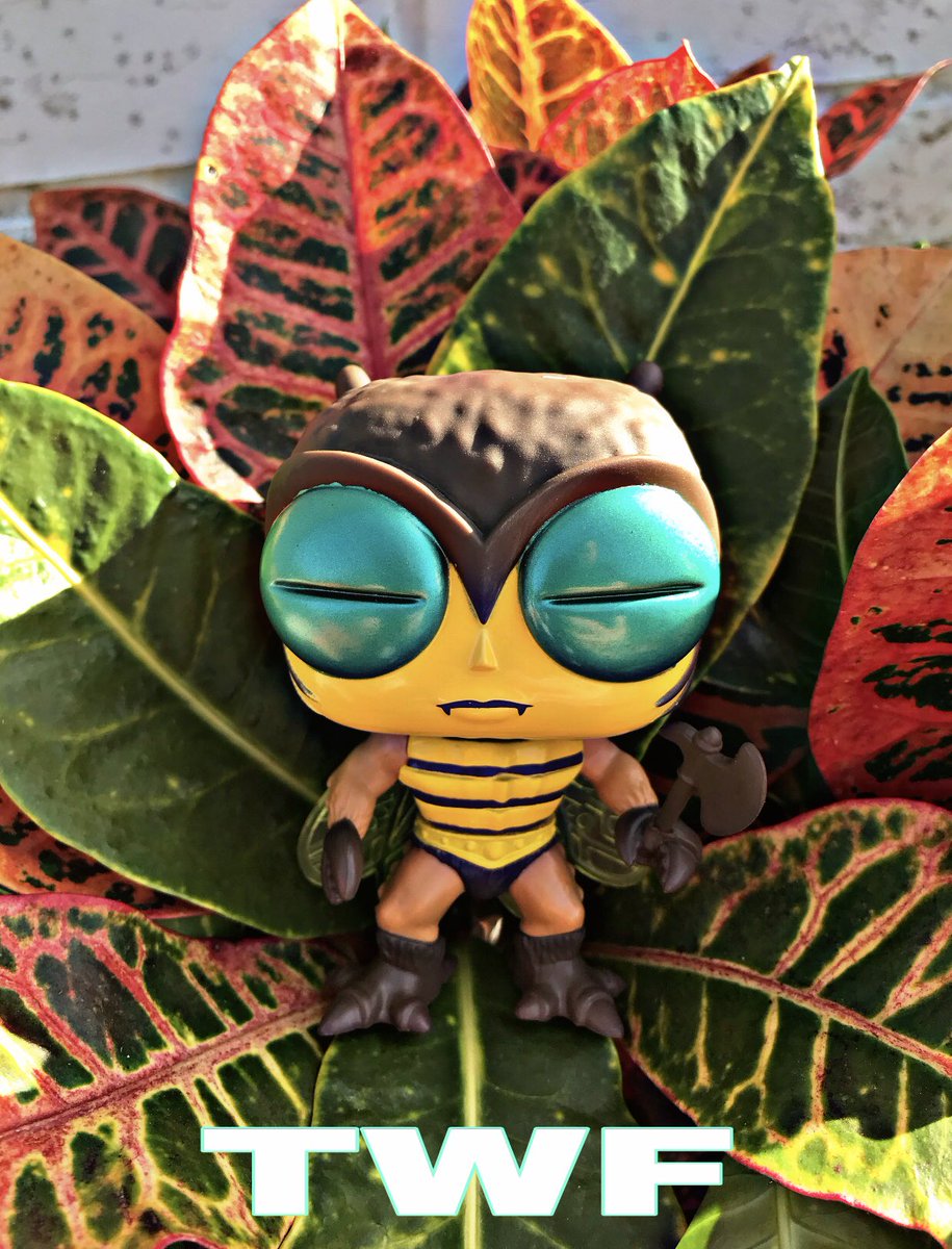 ToyingWFilbert's tweet photo. The leaves kinda look like the Iron Throne, no? Game of Combs? 😂 #heman #motu #ironthrone #funko https://t.co/cOTqvo8huw