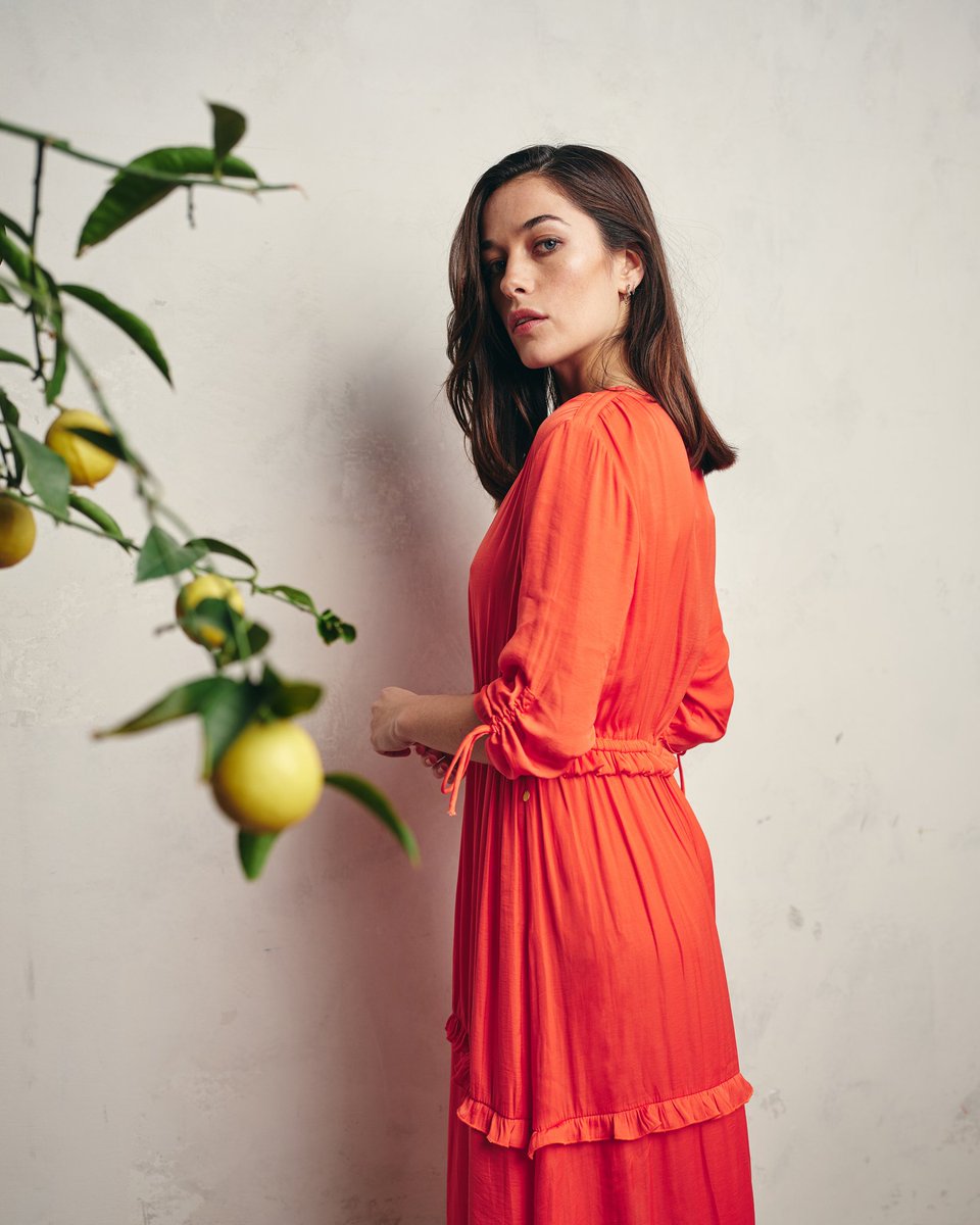 Looking for the bright side? Don a little blood orange darling🍊🌿🍋enrich ruffle details with pretty chestnut suede, Aleph scalloped edge heels💁🏻‍♀️ #imwearingcara #scotchandsoda 

carashoes.co.uk
