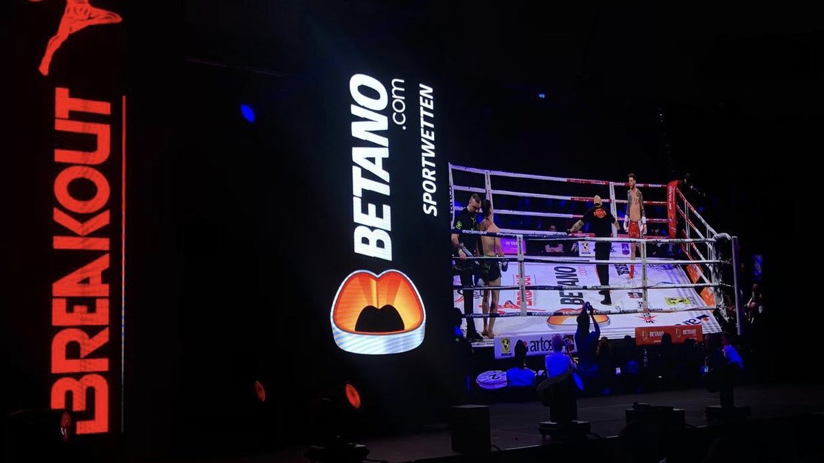 hqledscreen's tweet image. Afgelopen weekend ging ons scherm voor het eerst de grens over en werd het succesvol ingezet tijdens een kickboxgala in de MHP arena in Ludwigsburg. Dank voor de opdracht 2join en graag gedaan. 💪🏼 #ledscherm #verhuur