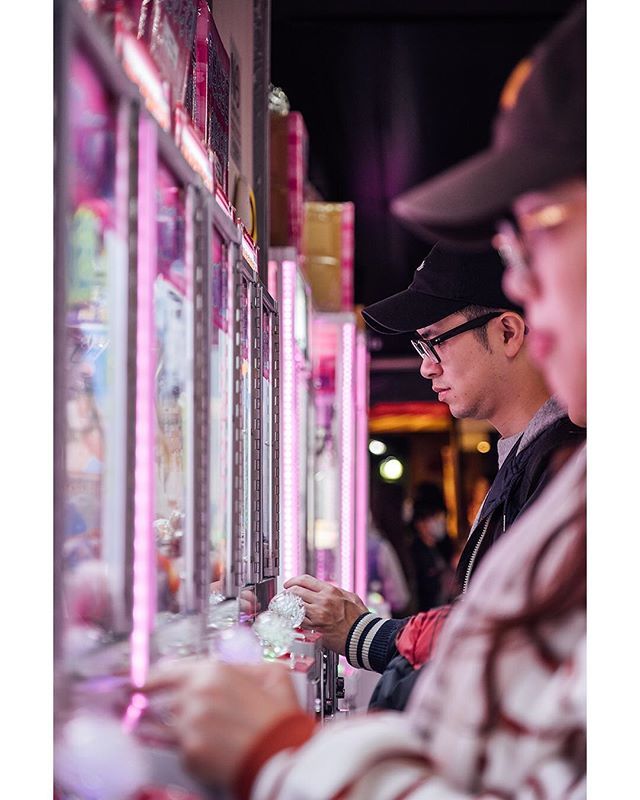 yoheis's tweet photo. One of the arcades in Linjiang Street (Tonghua) Night Market. It’s nearly impossible to win in these crane games, but as you lose, you accumulate credits and when you have enough, you can pick a prize of your choice.

#通化夜市 #linjiangnightmarket #… https://t.co/uLp4mcD9nJ https://t.co/ShYzK5lDLo