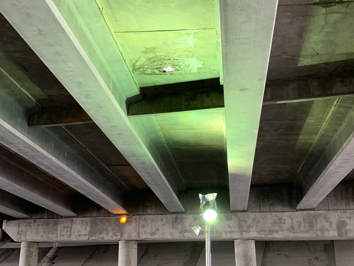 🚨Major Traffic Alert🚨There’s a hole in NB I-15 above 800 S in #SLC. Concrete fell through onto the road beneath. Thankfully, no one hurt. You’re looking at daylight shining through the highway. <a href="/UDOTTRAFFIC/">UDOT Traffic</a> says they’ll try hard to fix by morning, but can’t make any promises.