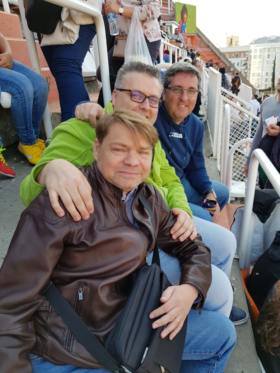 LuisNav98368985's tweet photo. Orgulloso de un escudo, un sentimiento, una historia, llamada Valencia CF. Espectacular el acto vivido en Mestalla, con el partido de leyendas, rodeado de parte de mi familia y del gran amigo Alfredo Ramos Lafuente.Una tarde más para recordar de por vida.#lasleyendassomosnosotros https://t.co/vo00X8LBVS