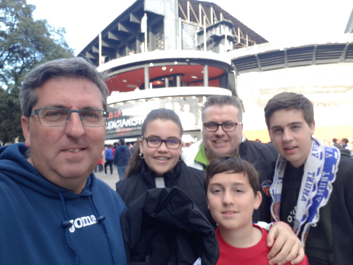 LuisNav98368985's tweet photo. Orgulloso de un escudo, un sentimiento, una historia, llamada Valencia CF. Espectacular el acto vivido en Mestalla, con el partido de leyendas, rodeado de parte de mi familia y del gran amigo Alfredo Ramos Lafuente.Una tarde más para recordar de por vida.#lasleyendassomosnosotros https://t.co/vo00X8LBVS