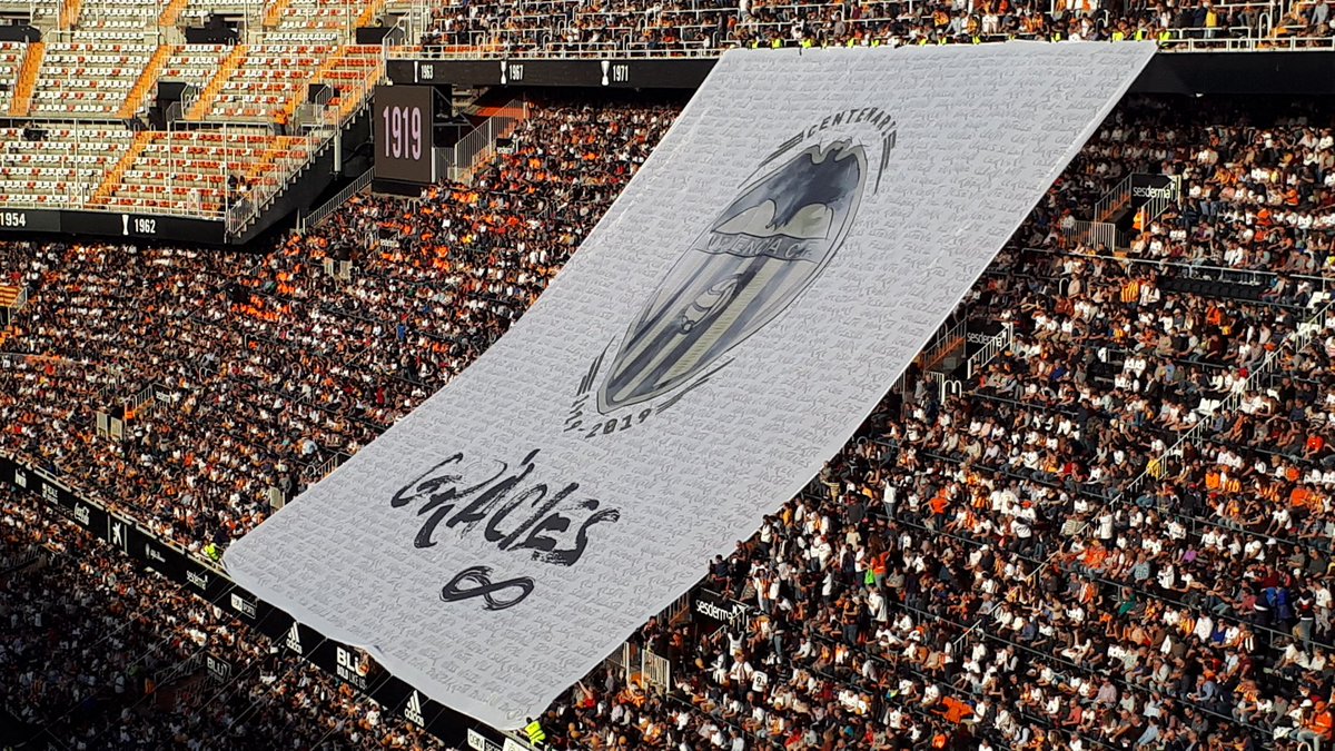 LuisNav98368985's tweet photo. Orgulloso de un escudo, un sentimiento, una historia, llamada Valencia CF. Espectacular el acto vivido en Mestalla, con el partido de leyendas, rodeado de parte de mi familia y del gran amigo Alfredo Ramos Lafuente.Una tarde más para recordar de por vida.#lasleyendassomosnosotros https://t.co/vo00X8LBVS