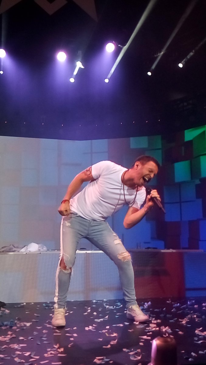 MabiSilvero's tweet photo. El show insuperable❤ @AxelOficial no tuve meet no te pude agradecer lo que me hiciste sentir anoche, te lo agradezco por aca, sos un mundo, sos mi mundo chabon GRACIAS! https://t.co/9DRxn8326h