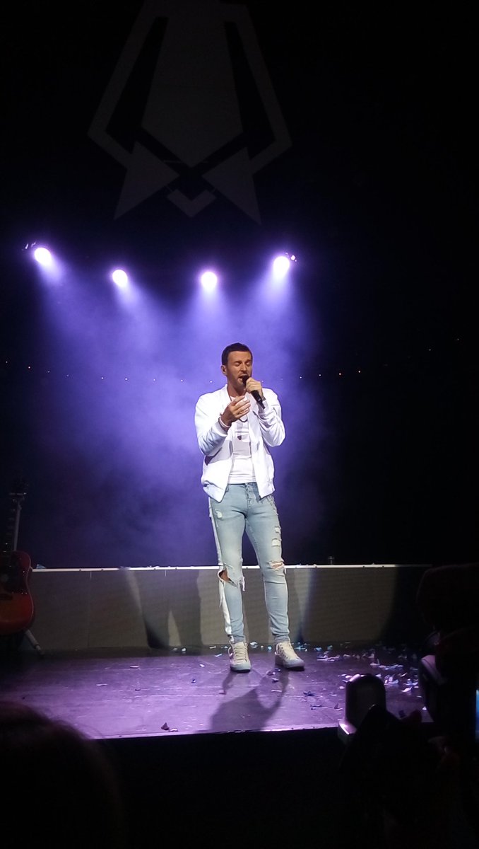 MabiSilvero's tweet photo. El show insuperable❤ @AxelOficial no tuve meet no te pude agradecer lo que me hiciste sentir anoche, te lo agradezco por aca, sos un mundo, sos mi mundo chabon GRACIAS! https://t.co/9DRxn8326h