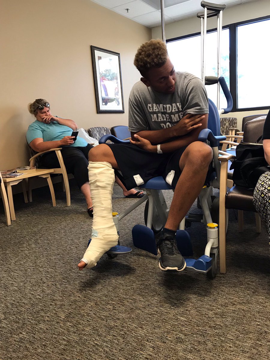 theRealLAVON's tweet photo. @gageedwards makes 1st college appearance on the mound . 8 pitch inning. #hard work . 9 pens and a metal plate in leg didn’t stop him.  8 months of rehab. #fighter @CMUMavsBaseball https://t.co/DTIYVknTKr