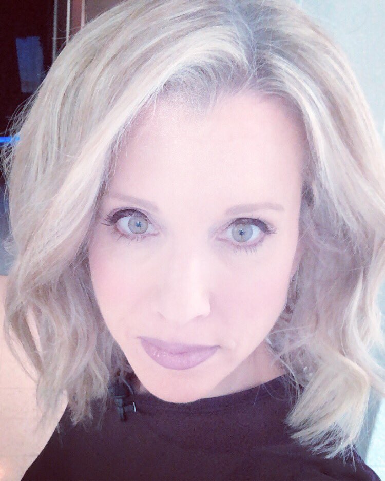 DanaLevensonTV's tweet photo. Big hair ❤️ #forever80’s. Back to wearing my hat (even my parka) tomorrow. #windchill #brrr -17 @CTVToronto https://t.co/3noBdvx8C3