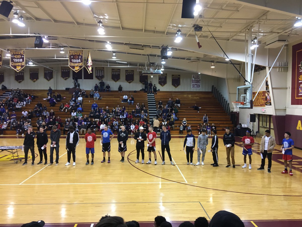 CoachBax06's tweet photo. Lorain County Coaches Association Scholarship Winners! https://t.co/EVDH7H38w4