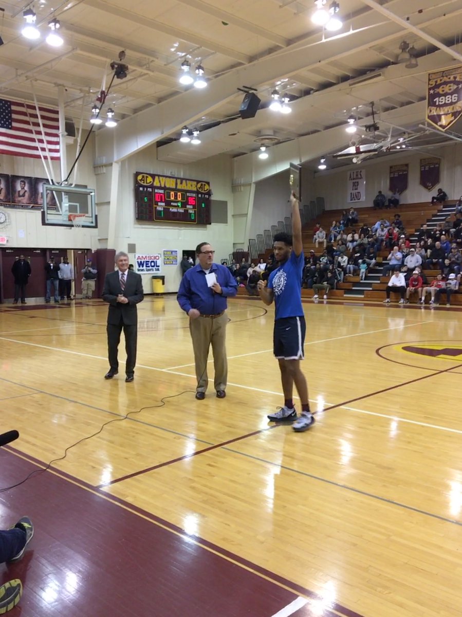 CoachBax06's tweet photo. The ⁦@lorainathletics⁩ Devon Grant takes home the 2018-2019 Lorain County Mr. Basketball award. https://t.co/0WxQPGIfHb
