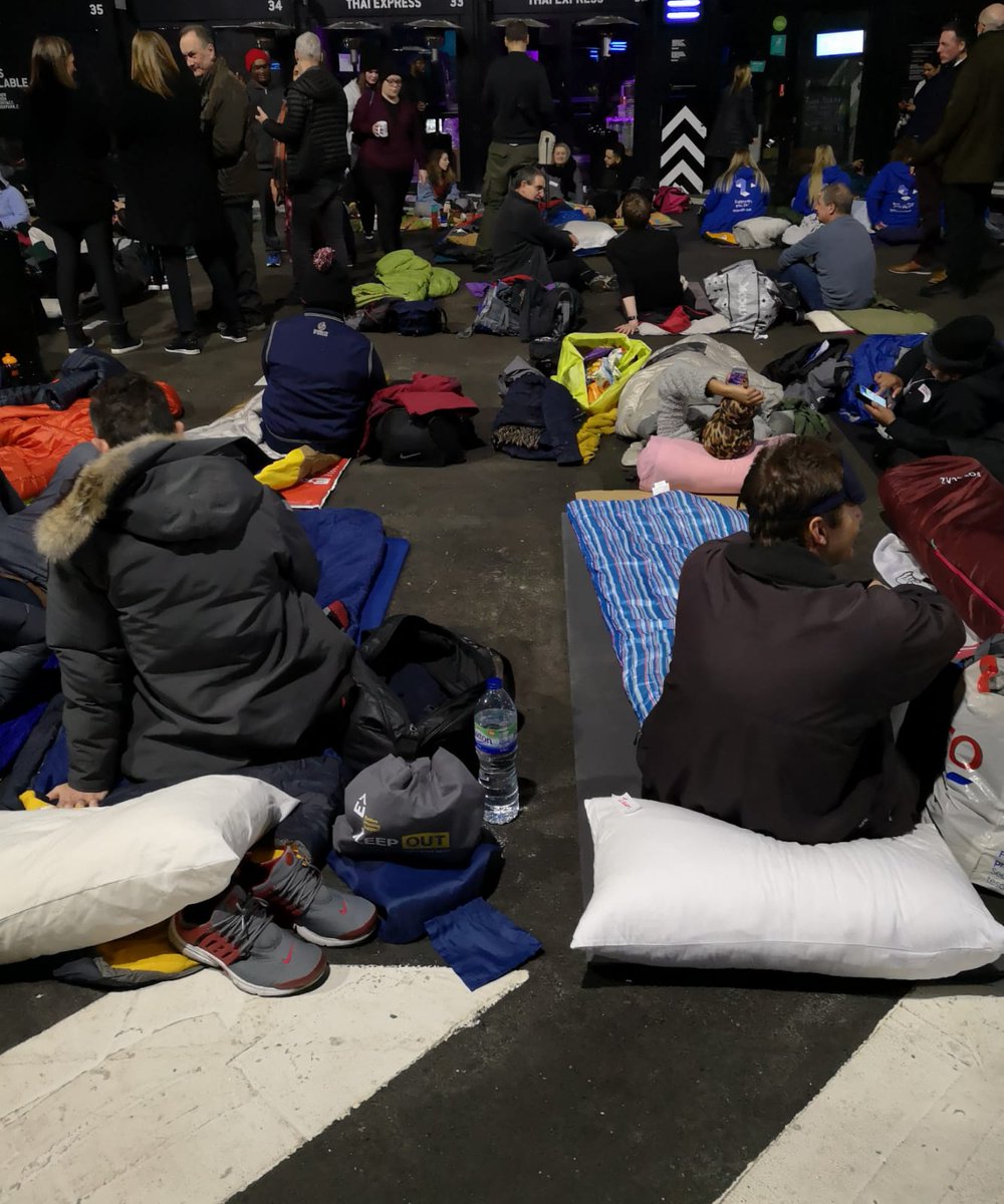 ArrelsFundacio's tweet photo. Avui participem a #SleepOutCroydon, un esdeveniment organitzat per una entitat de Londres que acompanya persones sense llar, que busca visibilitzar la problemàtica i recaptar fons #EvolveSleepOut https://t.co/p5tQQQRXNY