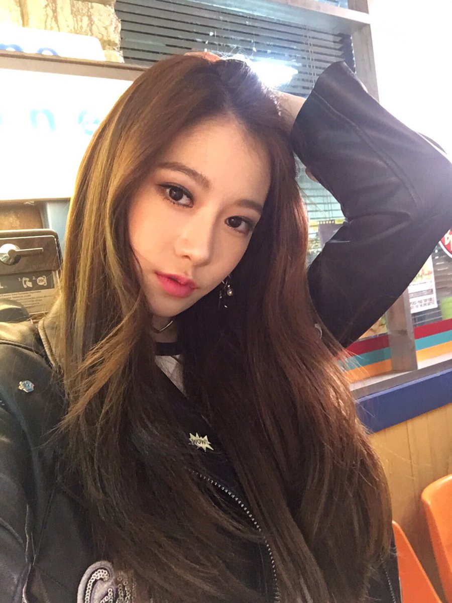 10_PRISMAS's tweet photo. [#Yaeppy] Ring Ring, yeobeoseyo? Jsjsjs

¡HIghs! ¿Habéis visto ya nuestro mv debut? I look really sexy, right? Of course yes~ jeje. Aquí os dejo un par de selcas que me he sacado durante la grabación del mv. Me acabé enamorando de esta cazadora, basta. https://t.co/jc45eu1VpK