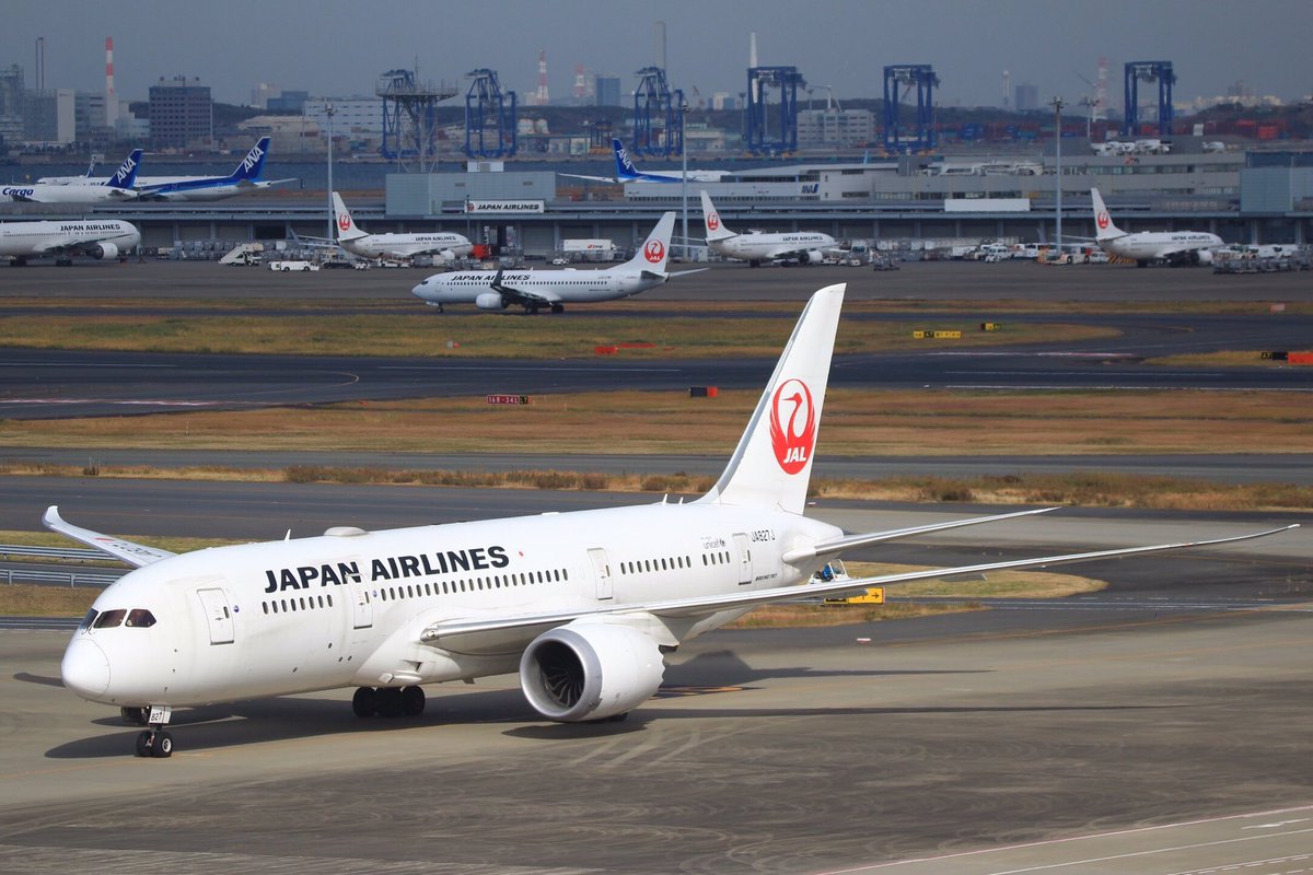 koukuki_bot's tweet photo. 787-8
��ーイング社の中型旅客機。中型としては長い航続距離が特徴。機体の70%は海外メーカーが開発し国際共同事業となった。機体の50%は炭素繊維強化プラスチック等の複合材料で出来ている。-8型は基本型で最初に開発された。https://t.co/BqGBhnGA5p