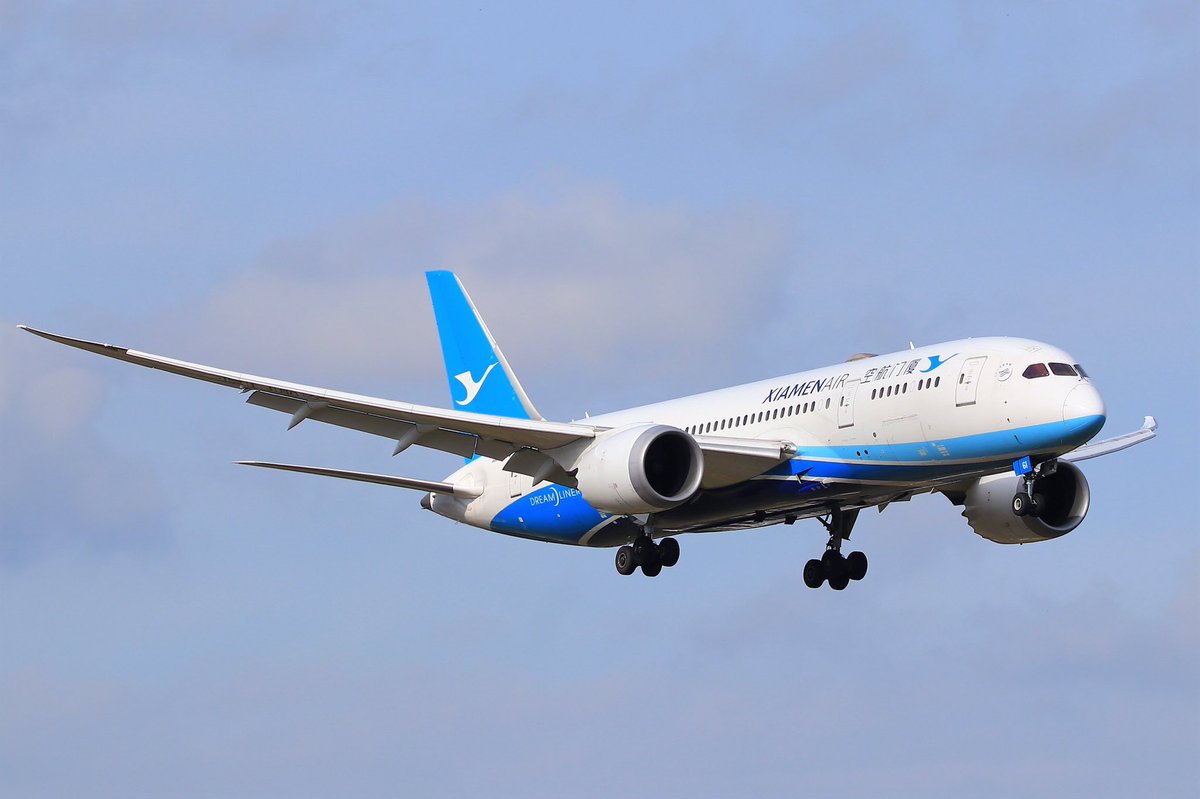koukuki_bot's tweet photo. 787-8
��ーイング社の中型旅客機。中型としては長い航続距離が特徴。機体の70%は海外メーカーが開発し国際共同事業となった。機体の50%は炭素繊維強化プラスチック等の複合材料で出来ている。-8型は基本型で最初に開発された。https://t.co/BqGBhnGA5p