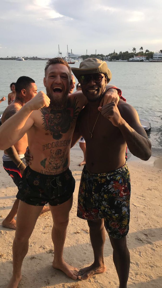 MackAlexander20's tweet photo. Ran into this guy on the beach. Think he would make a good addition to @Vikings secondary? #AllWorkIsEasyWork #MackAttackStrap #OctagonToGridiron @TheNotoriousMMA https://t.co/0ctePEjnDd