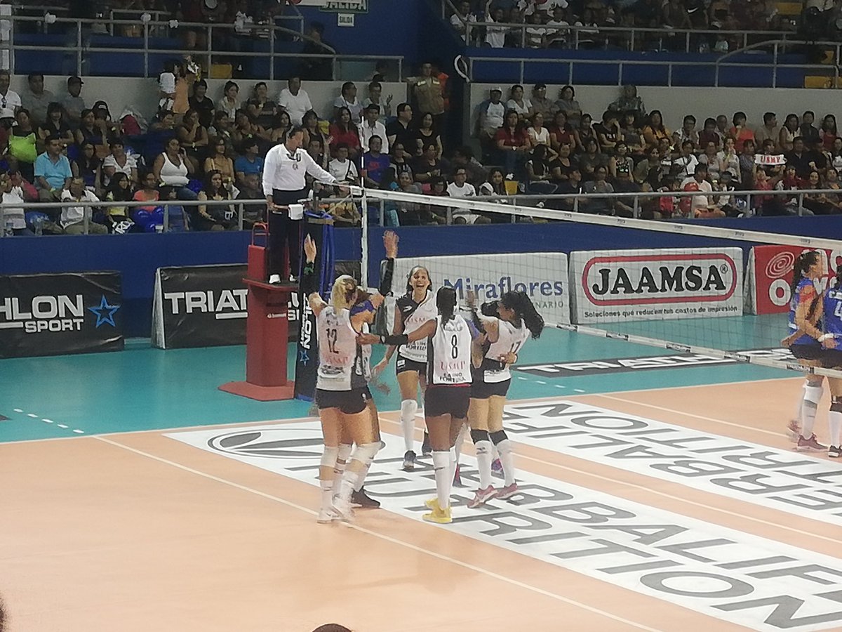 dalbertsc's tweet photo. #GranFinal #Extragame Fin del 1er Set en el Coliseo Bonilla. #USMP 25 - #CSI 10. Las santas salieron con todo y aprovecharon falencias de Circolo. Perrin y Richey las mejores en San Martin. @dalbertsc https://t.co/xZXz4Sxhmz