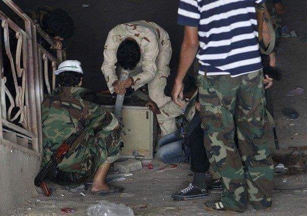 IbrahimAsqin's tweet photo. صورة من 2014 وصورة اخرى من ليبيا ..
وهات يا نكات بايخ وسامج على الحملة الامنية في تعز من قبل البعض ..
مع الدولة في كل قراراتها وضد اي مليشيا لا تتبع الجيش الوطنى اليمني ... https://t.co/958r1nDPEb