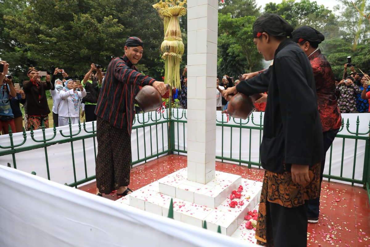 Dmaharanisrgr_'s tweet photo. Acara selametan puser bumi di gunung tidar magelang berlangsung sangat meriah dan di hadiri bapak ganjar pranomo.
#kendurinusantara2019 #selametanpuserbumi2019 #doaanaknegeri #umbuldonga #merawatNKRI #menjagaindonesia #kitamerahputih #eventmagelang #puncakgunungtidar https://t.co/yO1UKUO8JH