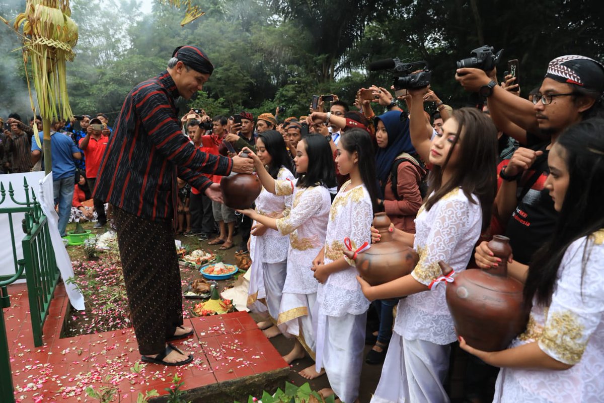 Dmaharanisrgr_'s tweet photo. Acara selametan puser bumi di gunung tidar magelang berlangsung sangat meriah dan di hadiri bapak ganjar pranomo.
#kendurinusantara2019 #selametanpuserbumi2019 #doaanaknegeri #umbuldonga #merawatNKRI #menjagaindonesia #kitamerahputih #eventmagelang #puncakgunungtidar https://t.co/yO1UKUO8JH