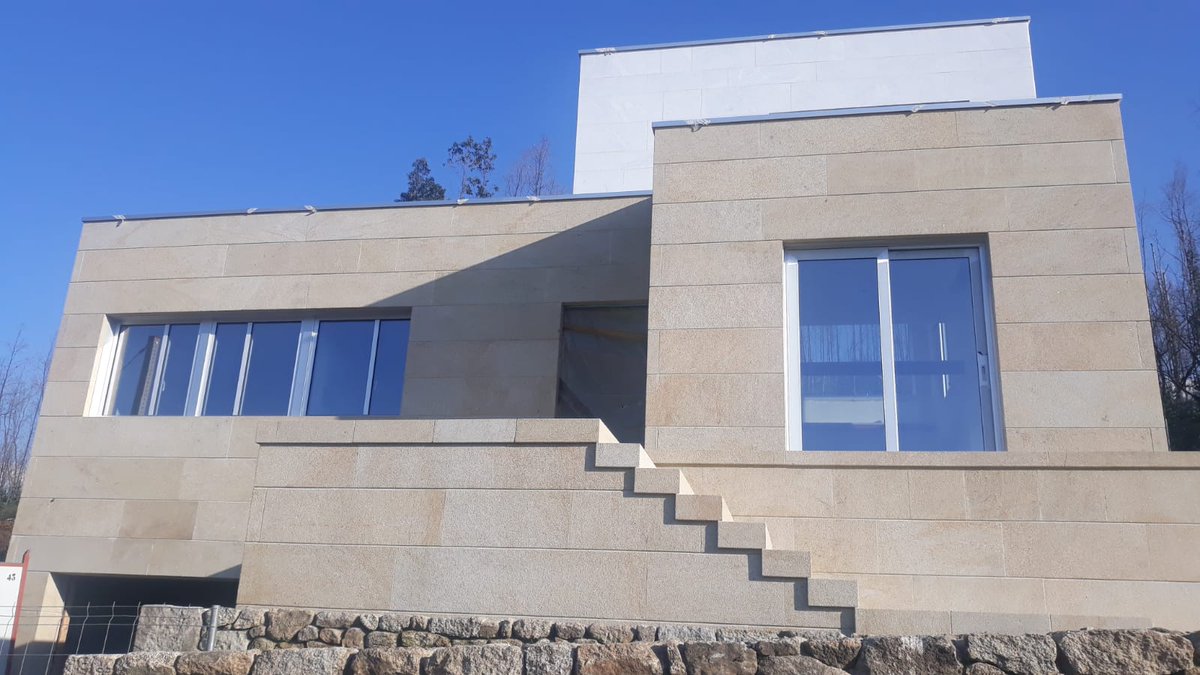 Obra realizada con nuestro material Silvestre Amarillo Atlántico en perpiaño de 12cm abujardado
#Obras #granito #obrapublica #piedra #naturalstone #piedranatural #casas #Construcción #arquitectura #architecture