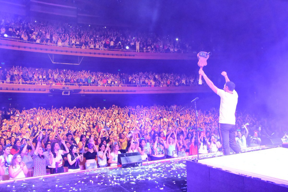 AxelOficial's tweet photo. Estas son algunas postales del 4to concierto en el #GranRex
Ya no encuentro palabras para describir tanto amor... tanta conexión ❤️

#VolverASer
#LaMusicaNosUne🙏 https://t.co/Fg6xvbInlX