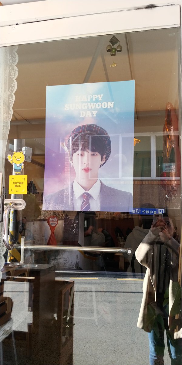 Rosa_danielK's tweet photo. 그제 이사갈 집보러 다니던 중에, 따듯해보이는 한 집에서 발견한 다니엘과 워너원앨범들이 눈길을 끌었더랬다. 그러고나서 다른 부동산에 갔더니 그집을 또 보여주는거다. 심지어 가는길에, 성운이 생일카페하는 곳도 지나쳐가기도하고.
운명인가.......
#엄마도포기한덕질라이프 https://t.co/qtwNA0ZFJx
