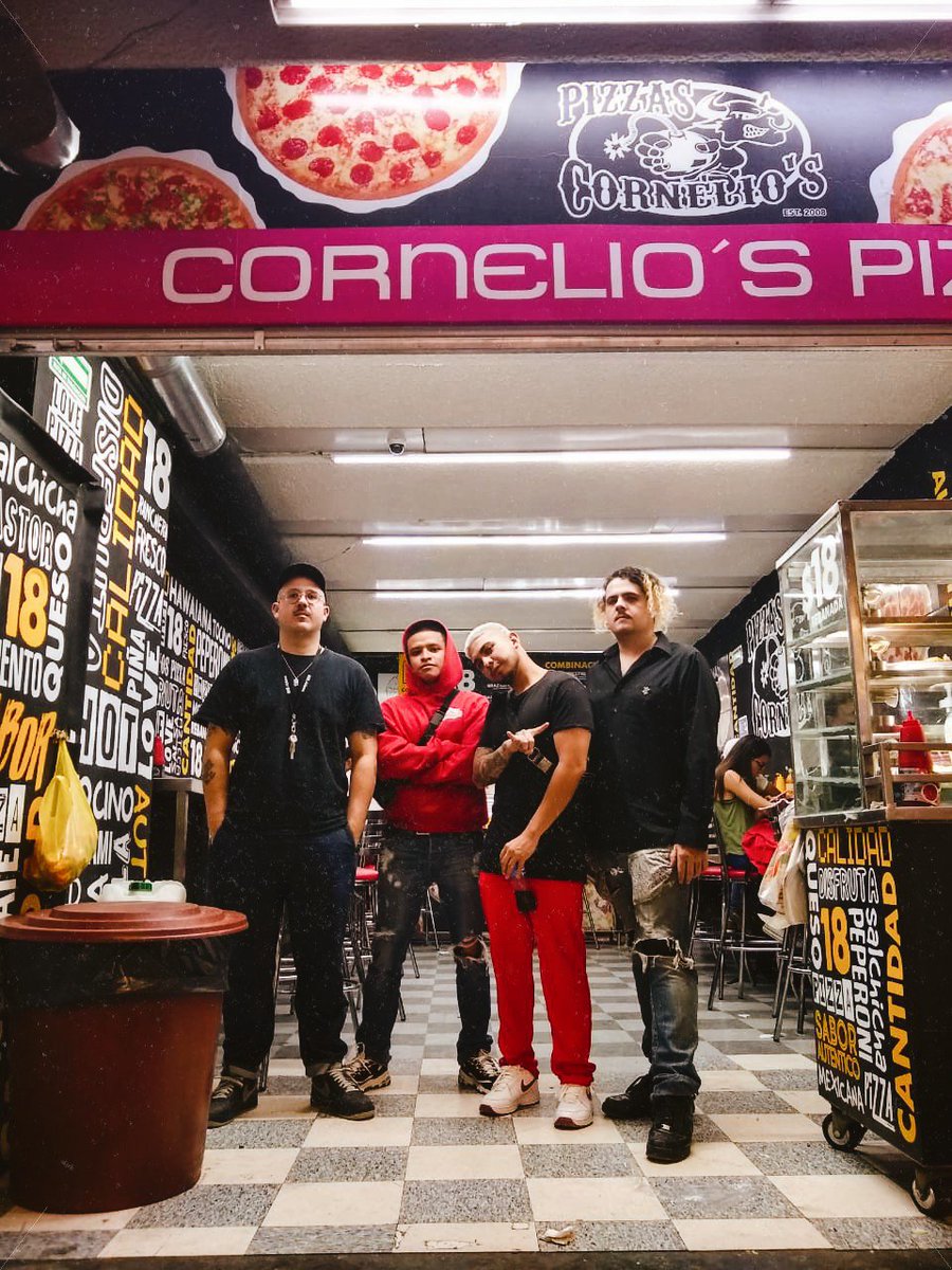 calliketzy's tweet photo. Se siente bien chingón formar parte de un equipo de personas súper talentosas y con super buena vibra! 
Recuerden que los verga se juntan con los verga ♥️
Bajalo en menos de 24 hrs arriba 
#naafi #foryfive #corneliospizza https://t.co/HZFAX9XD54