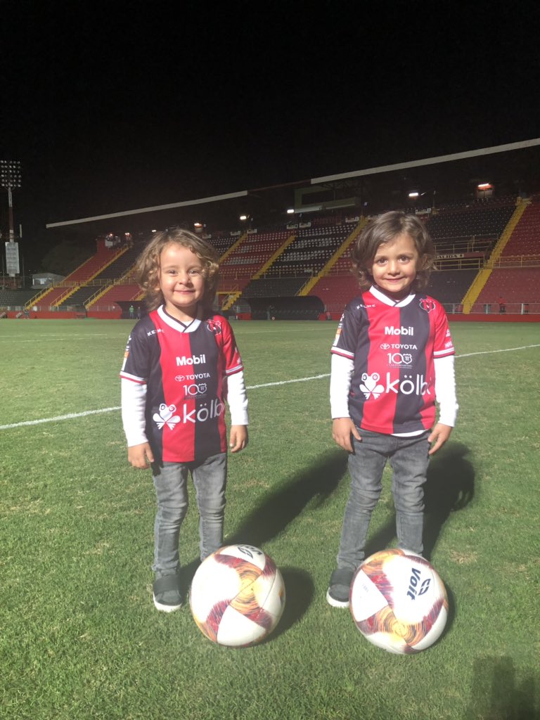 Hoy Papai <a href="/MarcoUrenaCR/">Marco Ureña</a> regresa a la cancha y una vez más estamos ahí con él en la cancha...te amamos! <a href="/ldacr/">Alajuelense</a>