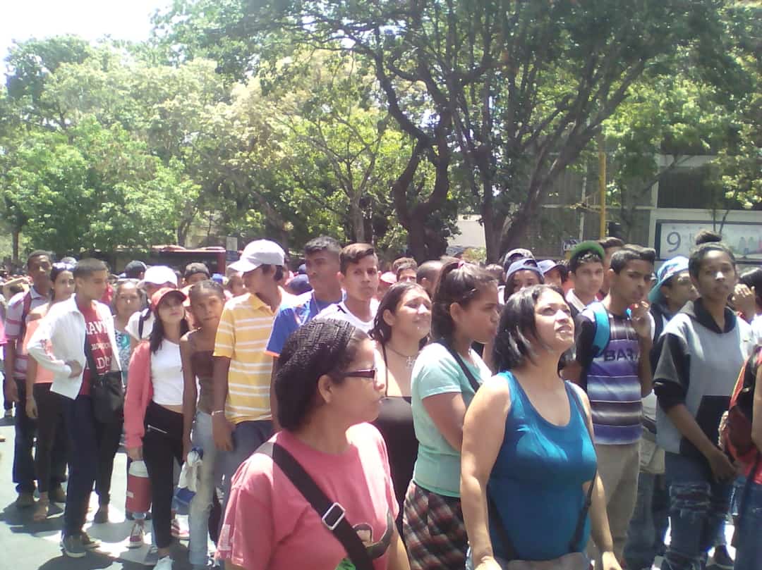 FFMPazCastillo's tweet photo. Saliendo a las calles demostrando que aquí hay pueblo un pueblo que decido a seguir luchando por la Revolución. https://t.co/qvvXYx3ZI5