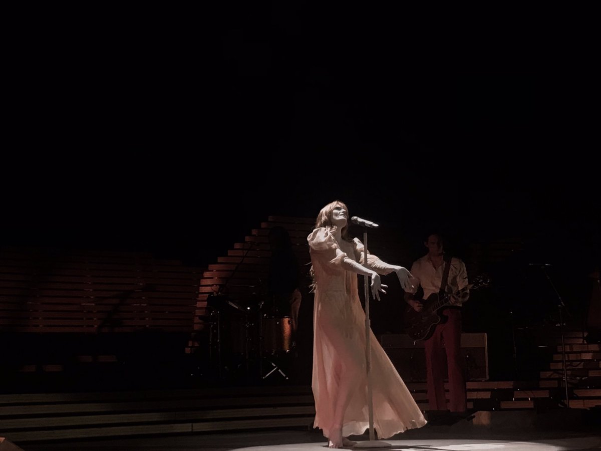 Artichaud51's tweet photo. FLORENCE AND THE MACHINE LIVE IN PARIS https://t.co/juJgZuF4oE
