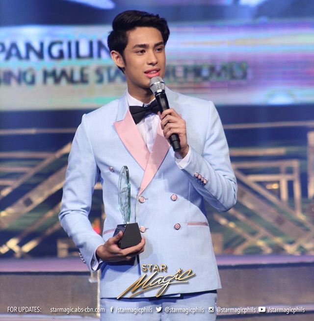 DONATORSPH's tweet photo. Donny Pangilinan (@donnypangilinan) received an award at ‘50th GMMSF Box Office Entertainment Awards’ as Most Promising Male Star for Movies 🏆 Congratulations! You truly deserve it. We're so proud of you 💙 https://t.co/uiWBMkk7yk