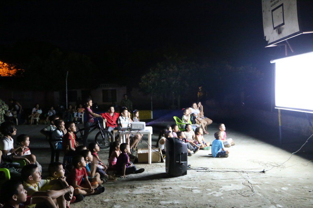 Ejercito_Div6's tweet photo. #ElDato: 170 niños de la vereda La Esmeralda en Puerto Ricos #Caquetá tuvieron una lección sobre la importancia de la unidad familiar, durante jornada de cine al parque con la película Los Increíbles 2 ofrecida por #HéroesBicentenarios del #BatallónEnergéticoyVial19. https://t.co/sDRIDbGF69