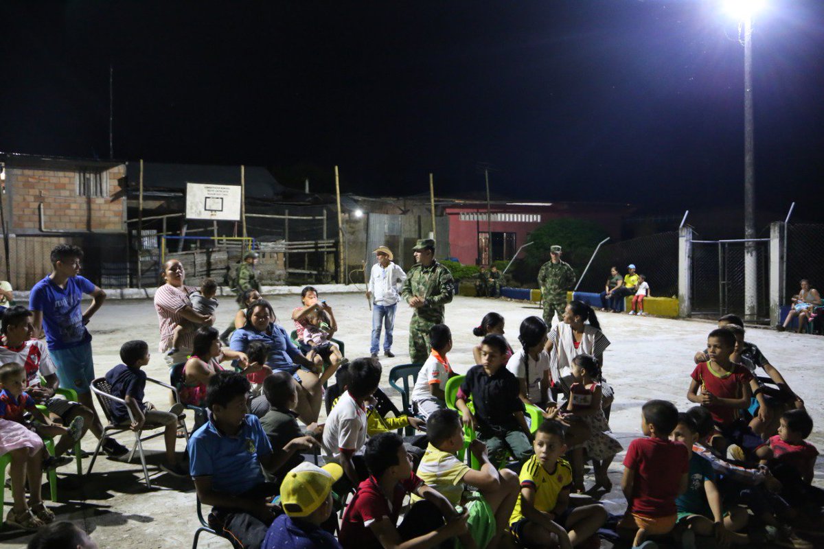 Ejercito_Div6's tweet photo. #ElDato: 170 niños de la vereda La Esmeralda en Puerto Ricos #Caquetá tuvieron una lección sobre la importancia de la unidad familiar, durante jornada de cine al parque con la película Los Increíbles 2 ofrecida por #HéroesBicentenarios del #BatallónEnergéticoyVial19. https://t.co/sDRIDbGF69