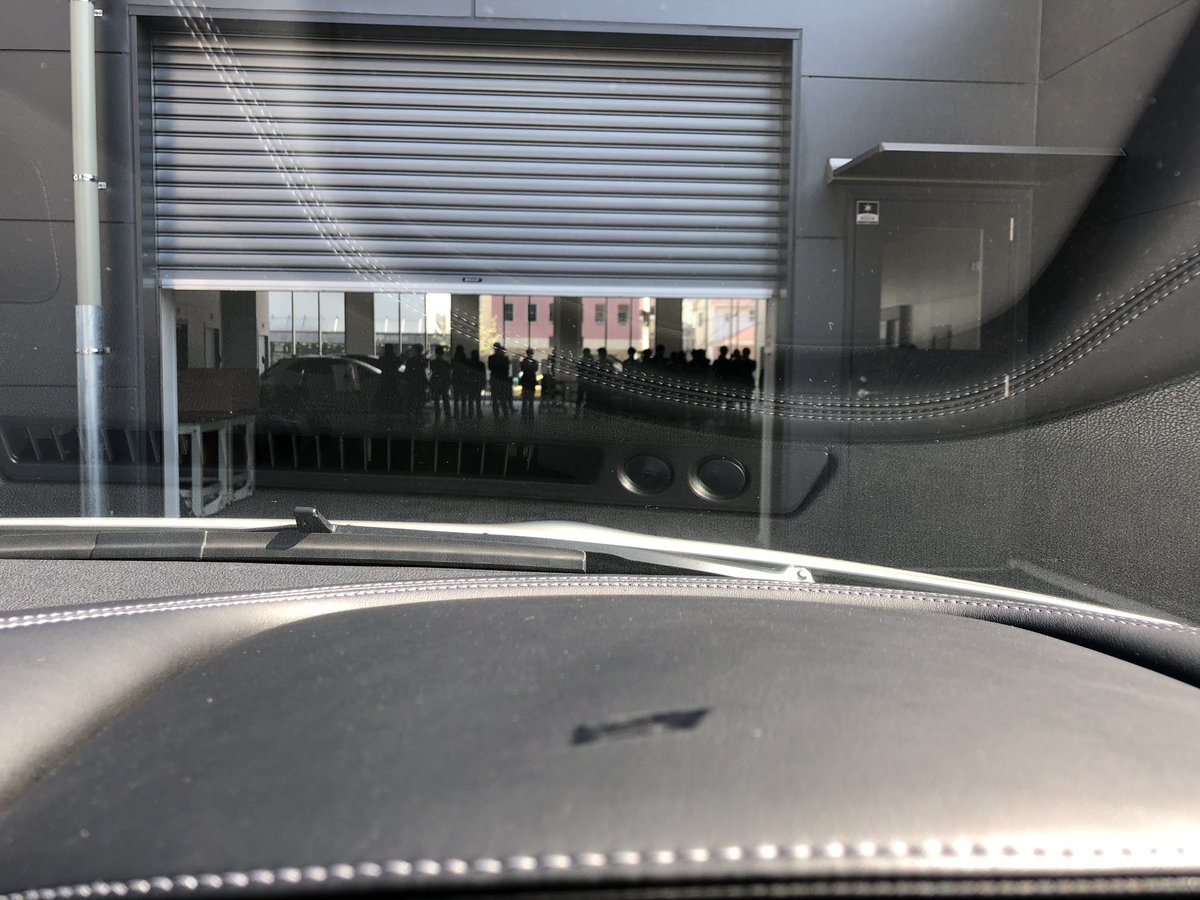 ROCKBODE3's tweet photo. 『カリスマが自動車専門学校へ出陣ッ⁉️🚘🚖』
「生徒達が集まったら、シャッターを開くのでライト点灯して入場！😎」
今回カリスマが名馬GT-Rと共に、大原学園に出陣して参りました！😊
ブログにアップしたので、ぜひ見に来て下さい～～～

https://t.co/qatjbhypQv

#ROCKBODE  #自動車専門学校  #GTR https://t.co/DvUEURoxAL