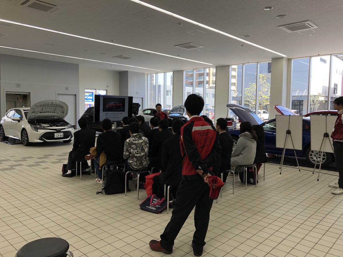 ROCKBODE3's tweet photo. 『カリスマが自動車専門学校へ出陣ッ⁉️🚘🚖』
「生徒達が集まったら、シャッターを開くのでライト点灯して入場！😎」
今回カリスマが名馬GT-Rと共に、大原学園に出陣して参りました！😊
ブログにアップしたので、ぜひ見に来て下さい～～～

https://t.co/qatjbhypQv

#ROCKBODE  #自動車専門学校  #GTR https://t.co/DvUEURoxAL