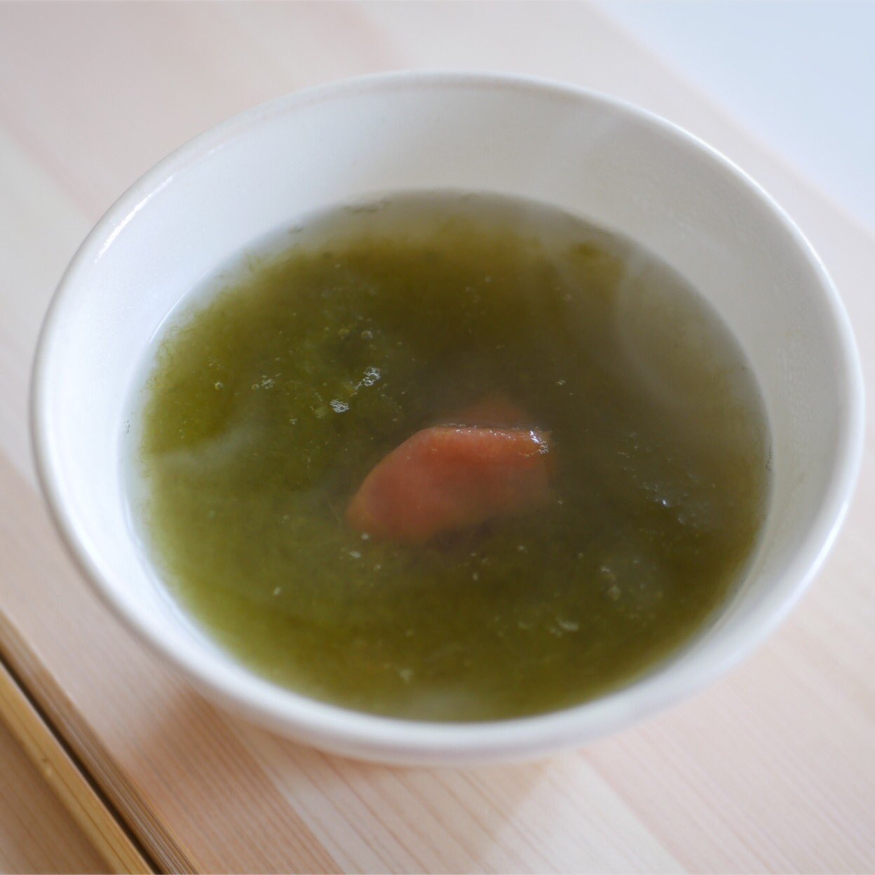 有賀 薫 とろろ昆布と梅のお吸い物 とろろ昆布とちぎった梅干しを器に入れて お湯を注ぐだけ 日本のインスタントスープ です すごく定番ですが あまりわが家ではとろろ昆布を使う習慣がなかったので まずはオーソドックスなものでお試し ふわふわの