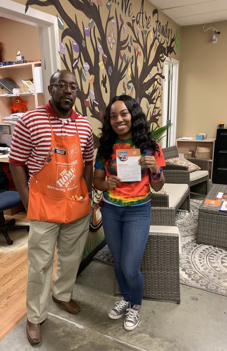 Rasha_THD's tweet photo. Being appreciated at work definitely is a great feeling!! Receiving it from your first line leader is even a greater feeling! #homeraward #coachtraindevelop #8469 #DoingtheRightThing #SuccessSharing2019 https://t.co/xwOcWHmiNC