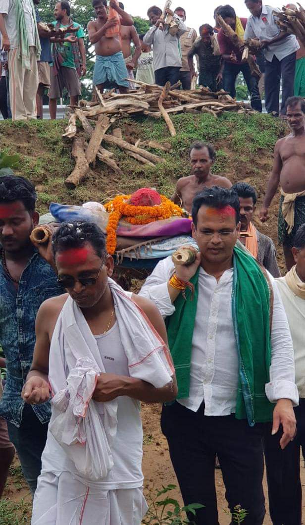 Deepak33312370's tweet photo. #ଟାଙ୍ଗୀ_ସାଲେପୁର ବାସୀଙ୍କ
#ସୁଖ_ଦୁଃଖର ସାଥି
#ବିଶ୍ୱ_ରଞ୍ଜନ_ଖଟାଇ(ବାପି)

#ବିଜୁ_ଜନତା_ଦଳ #ଟାଙ୍ଗୀ_ସାଲେପୁର 
@CMO_Odisha
@Naveen_Odisha @pranabpdas @aksahoo_odisha @debashish_mla @bjd_odisha @BJD_IT @BYJD_Odisha @soumyasambad @chandra_sarathi @pravat_mla https://t.co/sOOq9HE24d