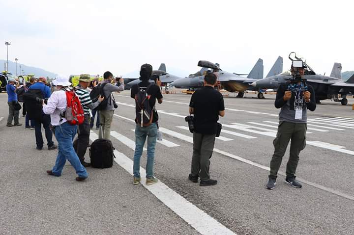 #LIMA19: Para petugas media dibawa melawat ke kawasan tapak pameran LIMA'19 di MIEC, Langkawi.

#LebihHebat #15thEditon #Letsgo #AirTimes