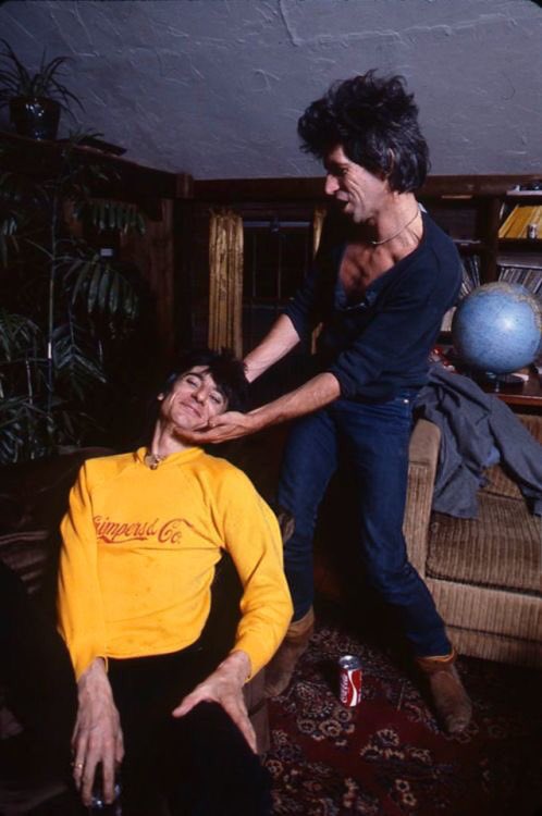 SisterMorfine's tweet photo. THE TWO #FUNNY #GUYSS RONNIE & KEITH 🎥🎵🎶🎬💙@officialKeef @ronniewood https://t.co/mCSjFy2bTp
