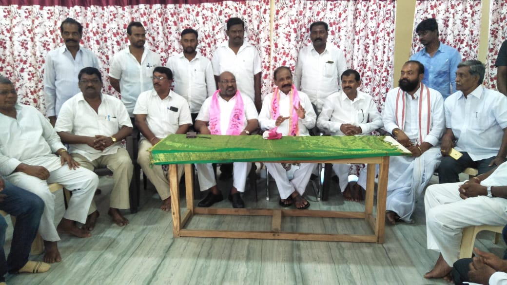 MNagarjunasagar's tweet photo. *"తెలంగాణ రాష్ట్రము లో లోక్ సభ 16స్థానాలు మావే". ;        నోముల*

నల్గొండ జిల్లా అనుముల మండలం హాలియాలో నాగార్జునసాగర్ నియోజకవర్గ శాసనసభ్యులు నోముల నర్సింహయ్య గారి ఇంట్లో మీడియా సమావేశం కార్యక్రమం ఏర్పాటు చేయడం జరిగినది

 మీడియాతో మాట్లాడుతూ https://t.co/HHGHAZjDOP