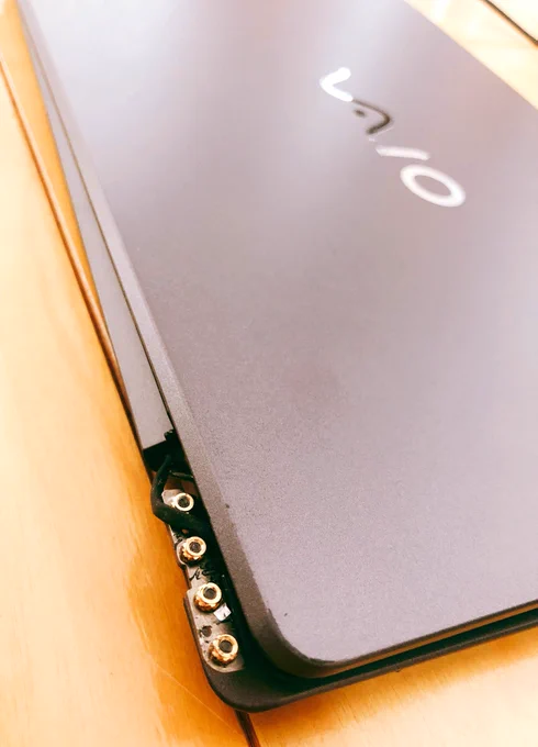 3年ほど大切に使っていたノートPCを、39才の誕生日である昨日、派手に落としてしまった。
これは「死」に値するほどロクでもない一年になる凶兆かと思ったけど、きっとこいつが身代わりになってくれたに違いない。今年はきっと幸せな歳になるぞ!ありがとうノートPC!

と思わなきゃやってられない。 