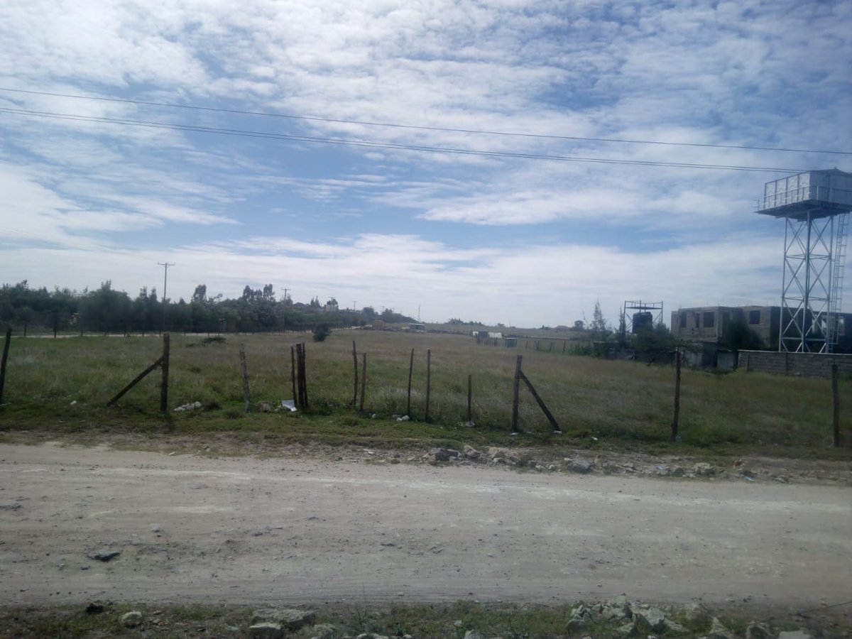rochmangroup's tweet photo. Plots 800 meters kutoka kwa highway khai!, kimeshika Old Namanga road and Acacia Main feeder road na kumejengwa manyumba nyingi na maneibas khai khai๐ฒ๐ฒ !!
#RochmanProperties
#RealEstate
#Makeki
#MondayMotivation https://t.co/ww9P7siV6M