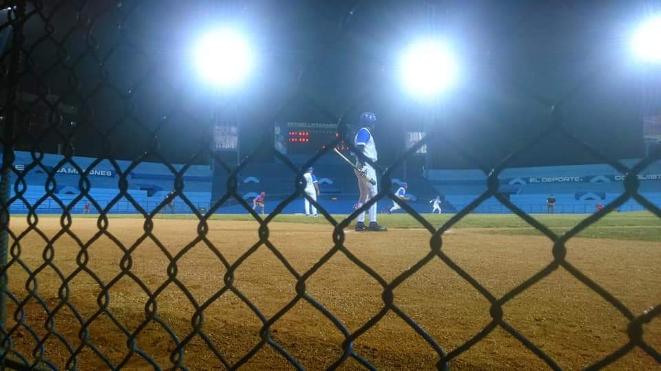 dacorreamug's tweet photo. Precisamente hace unos años en estas fechas conocí a unos grandes del #BaseBall @el_yuly10  y a @GurrielYuni ahora un buen amigo. Una super experiencia que me emocionó muchísimo. Gracias Yuni #TeamGurriel #Beisbol https://t.co/KgCKmJEZqr